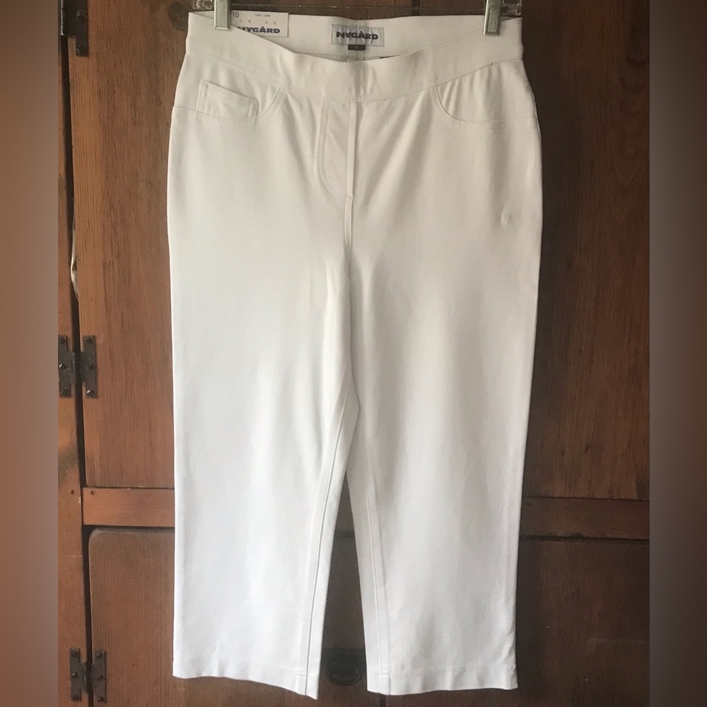 NEW ! Nygard White Capris - Size 10